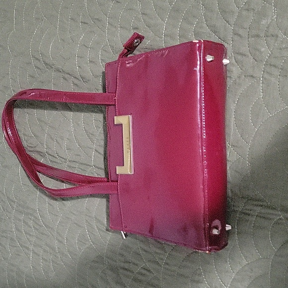 Guess Patent Red Purse - Picture 1 of 4